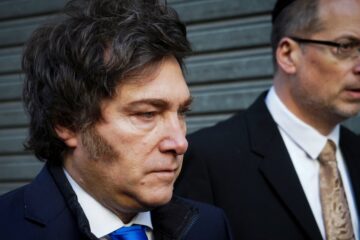 Milei reitera su compromiso de justicia en el acto por el atentado a la AMIA que dejó 85 muertos y más de 300 heridos