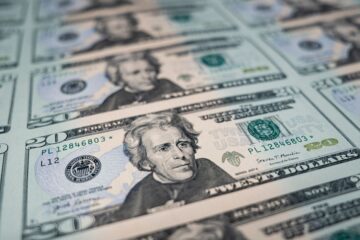 Acciones en alza y dólar firme: oficial a $1.295 y blue a $1.340, mientras el S&P Merval subió 2,8%