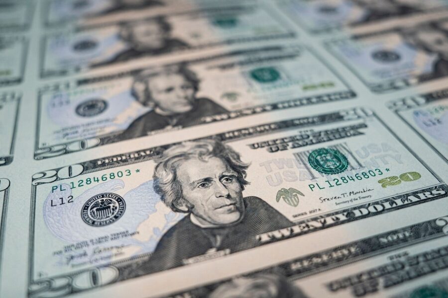 Acciones en alza y dólar firme: oficial a $1.295 y blue a $1.340, mientras el S&P Merval subió 2,8%