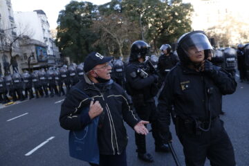 Siete detenidos tras enfrentarse con la policía en una nueva marcha frente al Congreso