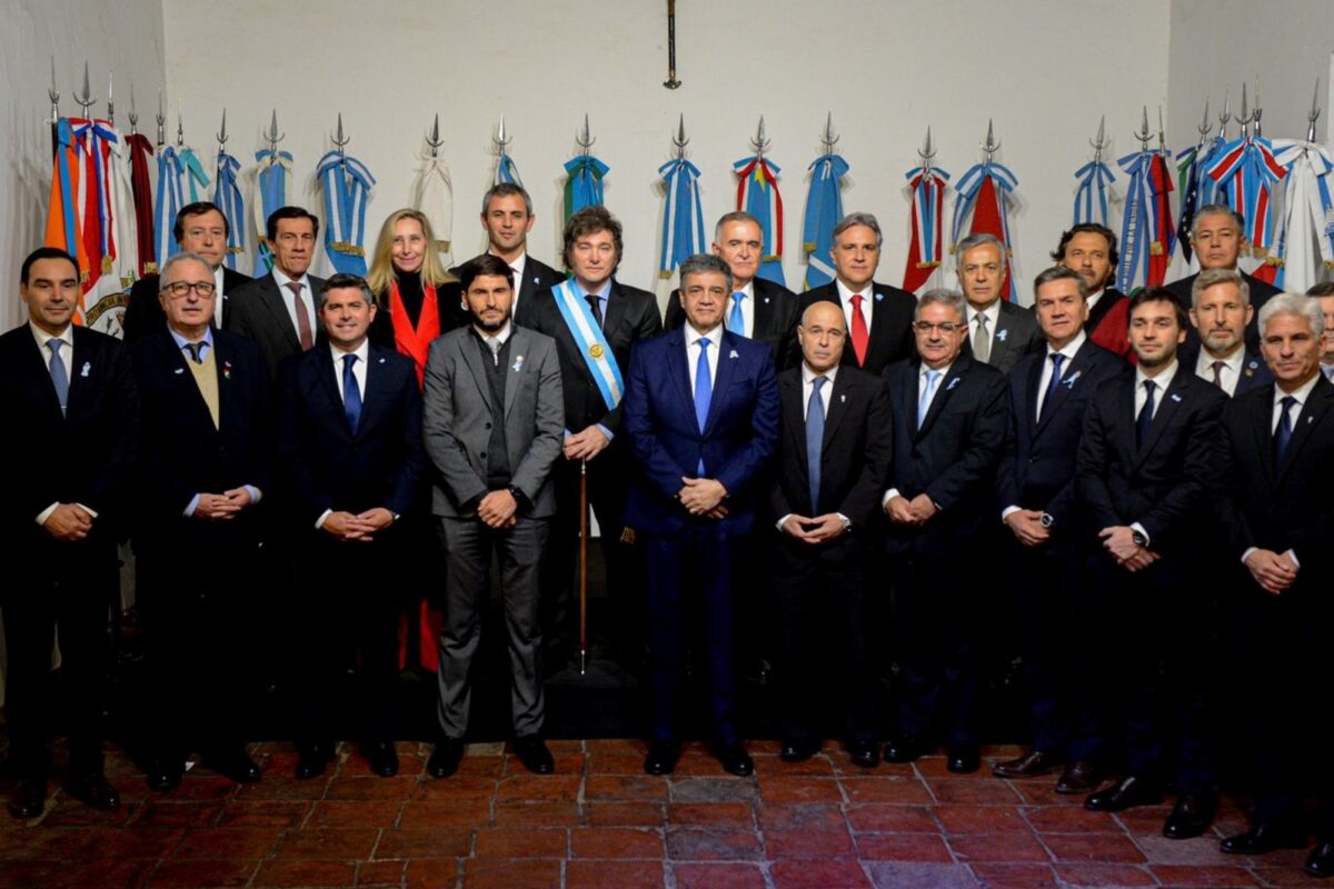 Milei tensa pero no rompe con los gobernadores: evita negociar pese al faltazo en Tucumán y la promesa de los dialoguistas