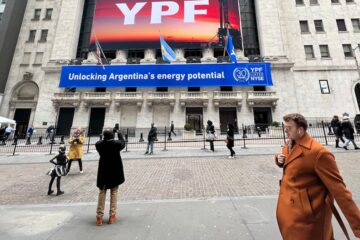 YPF: caída de USD 7.000 millones en su valor bursátil en seis meses tras fallo en EEUU y descenso del ADR en 2025
