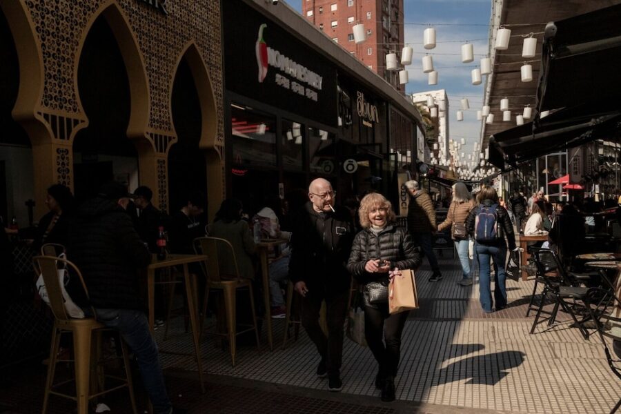 Mejora en producción fabril en mayo, pero consultoras advierten sobre retroceso en actividad y desaceleración económica.