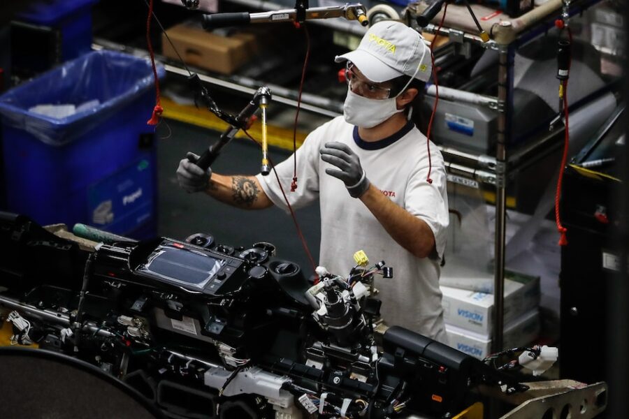 Economía crece 5% en mayo, pero experimenta leve caída de 0,1% mensual según el EMAE y expectativas de indicadores privados