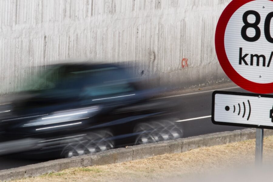 Fotomultas: impacto de las matrículas provisorias de papel y la fiscalización de velocidad en más de medio millón de autos