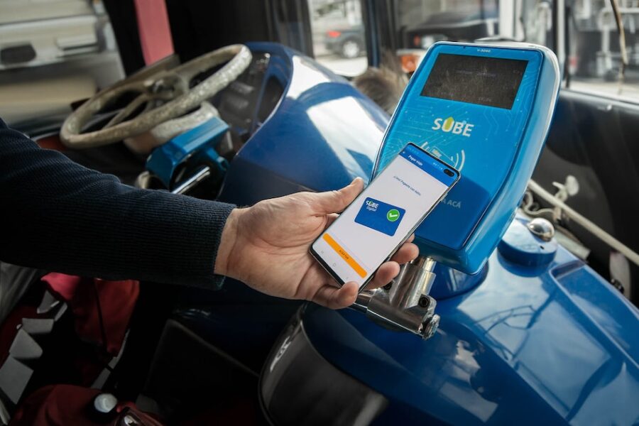 Nuevas líneas de colectivos aceptan pago con tarjeta y celular en diversas ciudades, ampliando opciones para usuarios