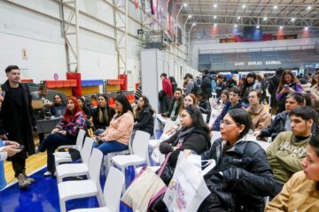 Gobierno porteño realiza exitosa exposición en Boedo, conectando a más de 600 personas con 20 empresas y 350 puestos disponibles