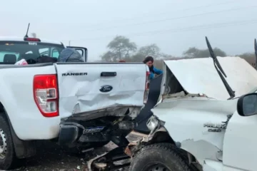 Dos camionetas chocan fuertemente en la ruta 127 en medio de la niebla