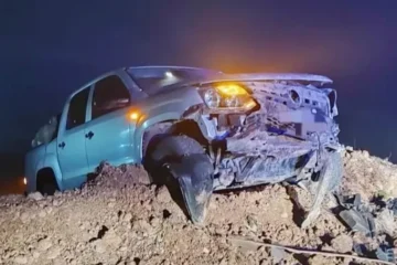 Pareja de Paraná sufre accidente al chocar con un montículo de tierra en la ruta 18