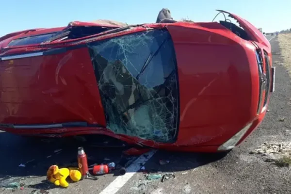 Accidente en Ruta 12 deja siete personas heridas tras un choque y vuelco de vehículos