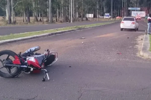 Grave accidente en Concordia deja a una mujer herida y tres niños en observación médica tras el impacto.