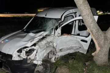 Conductor de utilitario queda atrapado tras impactar contra un árbol en accidente inesperado