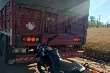 Motocicleta colisiona con camión en Los Charrúas, dejando a dos hombres hospitalizados