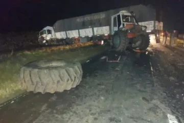 Hombre herido tras choque frontal entre tractor y camión en la ruta 12