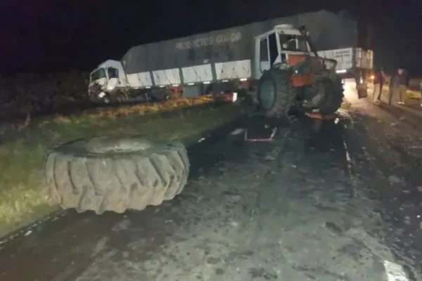 Hombre herido tras choque frontal entre tractor y camión en la ruta 12