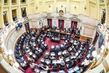 Antes de la sesión en Senado, los gobernadores «con peluca» acordaron votar para Milei