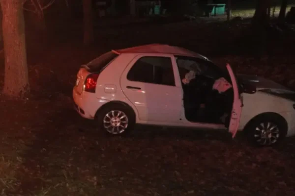 Conductor es rescatado por Bomberos tras despiste y choque contra un árbol en la ruta 12