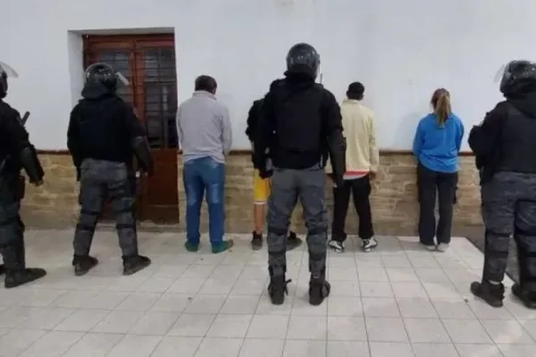 Cuatro detenidos en La Paz tras ataque armado y disturbios en el barrio Feria