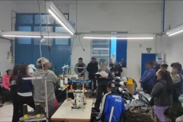 Rescatan a 74 personas, incluidos 15 niños, víctimas de trata laboral en Buenos Aires