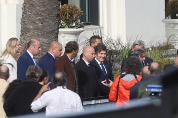 Milei en la Rural: el latte, la intrigante carpeta azul y la frase que impactó a los líderes del sector