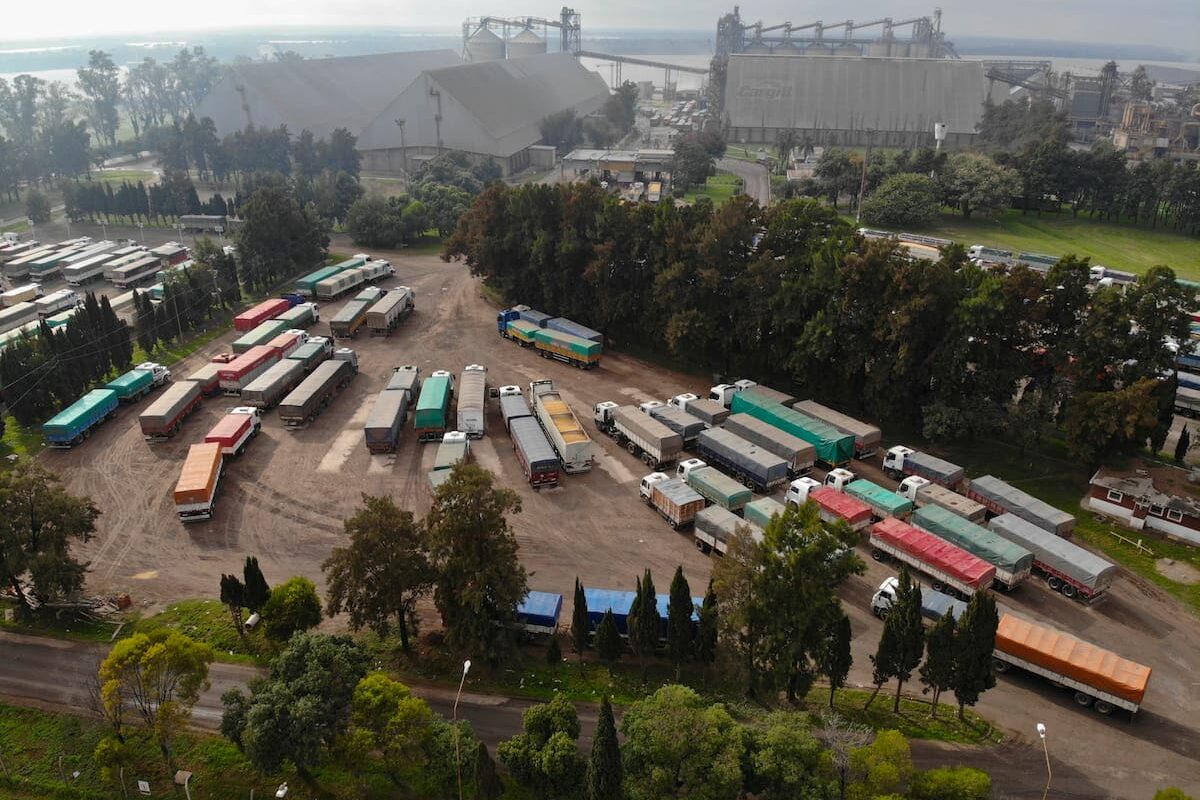Camiones de carga inundarán los puertos debido a la actividad del campo