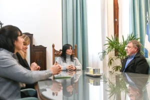 Aluani también se reúne con intendentes