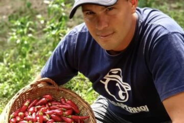 El chimichurri de Italia que elabora con peperoncinos traídos de Calabria por su abuelo