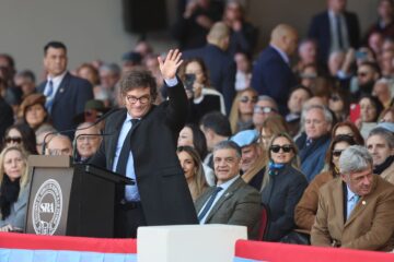 Fuerte expectativa en Exposición Rural por anuncios de retenciones mientras Milei visita un campo en situación dispar