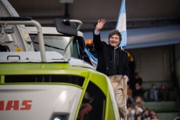 Milei brilla en el escenario, conecta con el público mientras Villarruel permanece ausente.