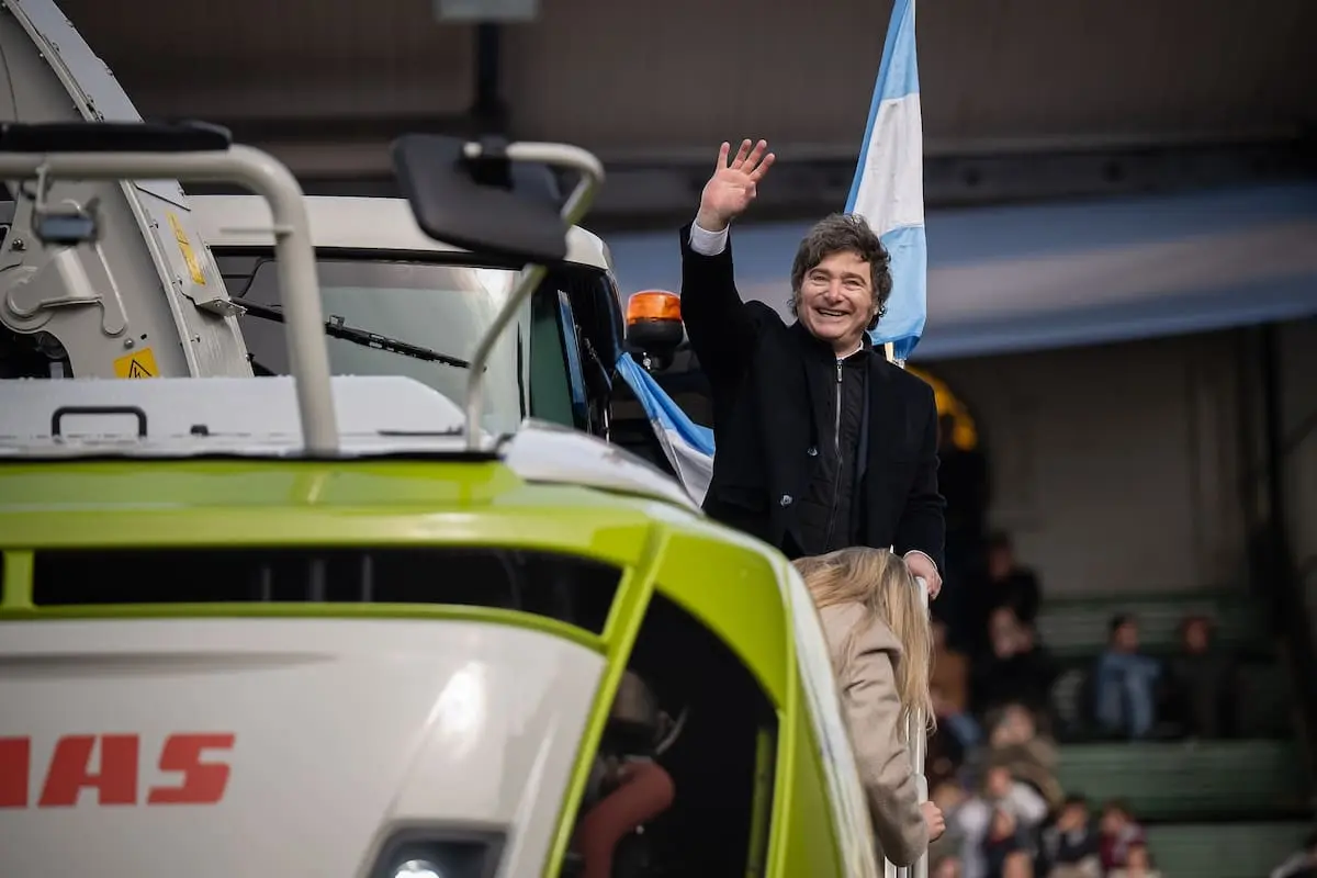 Milei brilla en el escenario, conecta con el público mientras Villarruel permanece ausente.
