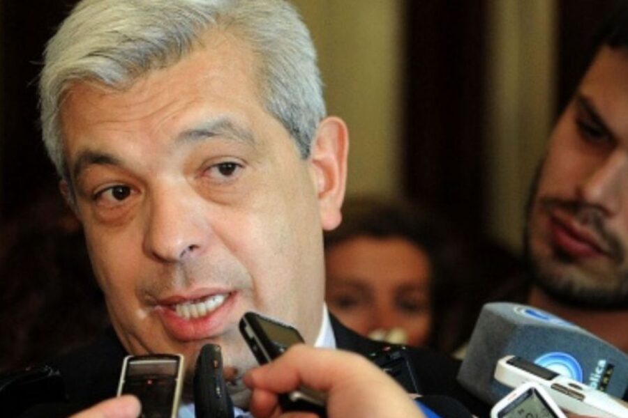 Julián Domínguez critica al gobierno por su enfoque porteño y falta de conexión con la realidad productiva nacional.