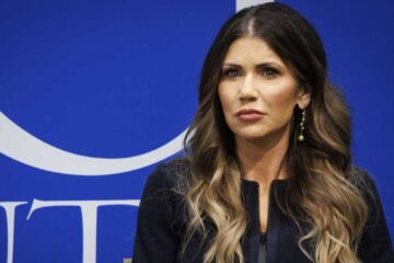 Javier Milei se reúne con la Secretaria de Seguridad Nacional de EE. UU. para abordar temas de cooperación.