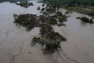 Búsqueda urgente de más de 25 niñas se intensifica debido a las fuertes inundaciones en Texas