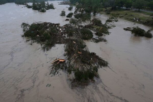 Búsqueda urgente de más de 25 niñas se intensifica debido a las fuertes inundaciones en Texas