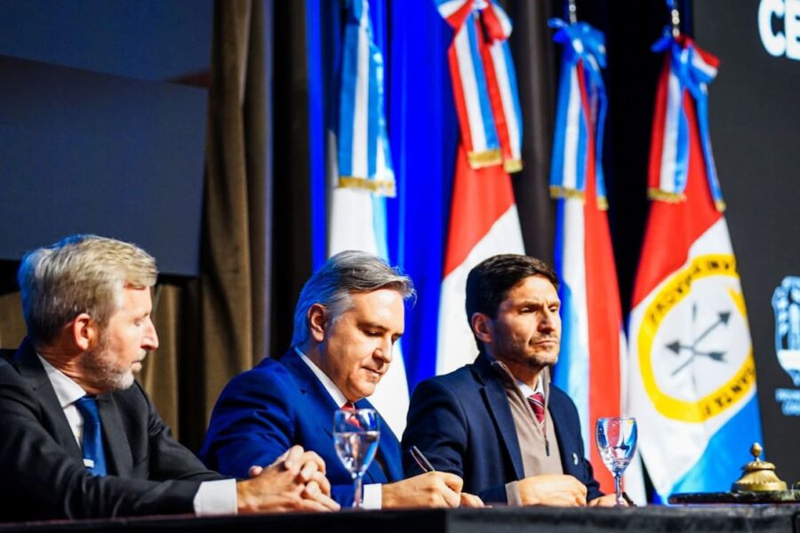 Contactos reservados. Los gobernadores no peronistas buscan organizar un bloque federal y ya conversan listas de candidatos al Congreso