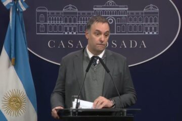 Adorni presenta un análisis del plan motosierra y las instituciones desreguladas por el gobierno actual