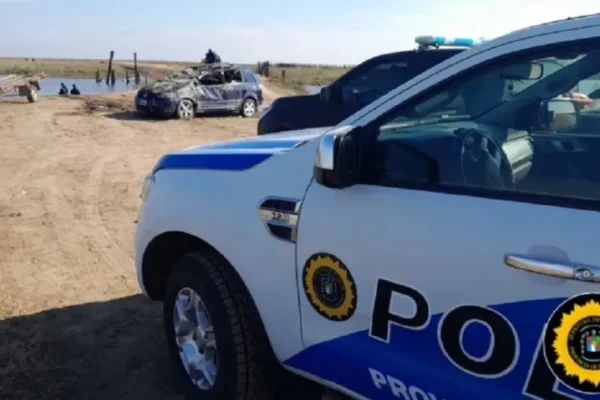 Auto se precipita en arroyo de Médanos: una persona fallecida y otra desaparecida en la búsqueda.