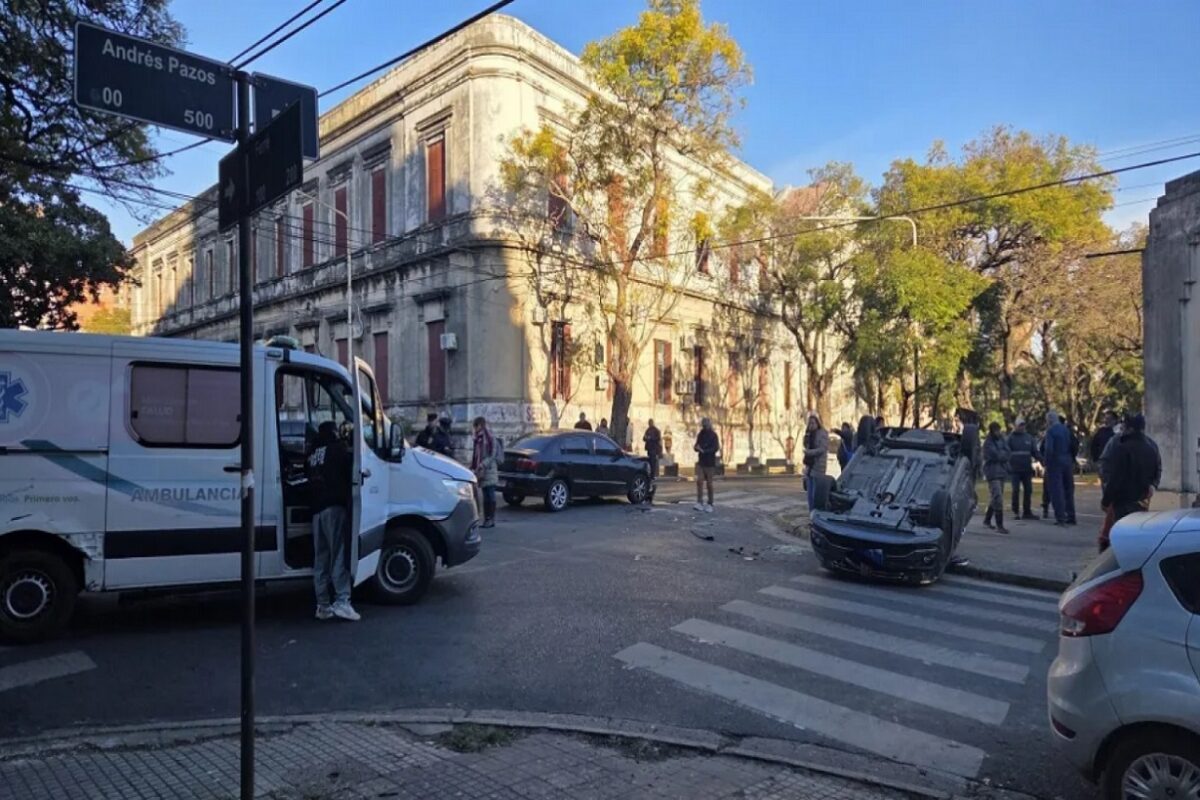 Accidente en el centro de la ciudad deja nueve heridos y un conductor atrapado