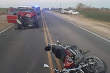 Expareja roba moto y choca de frente en la ruta durante su huida