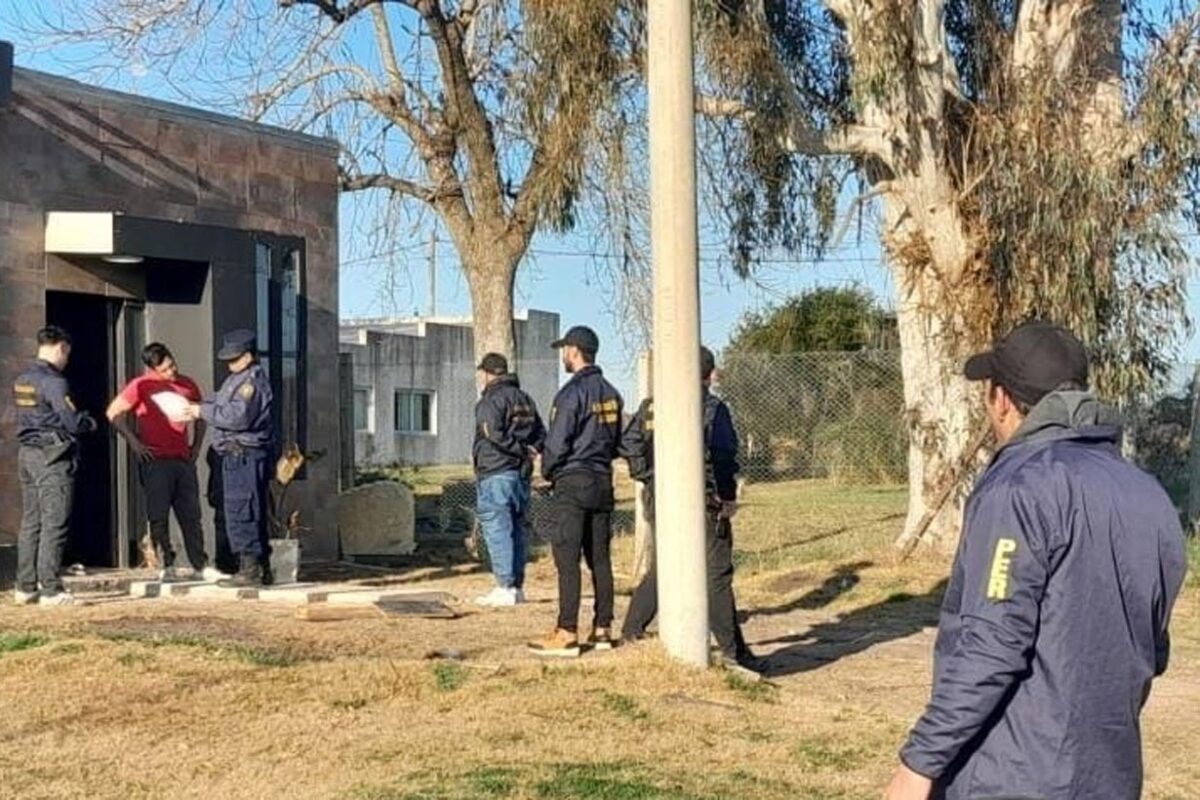 Allanamiento en Colonia Elía: recuperan la camioneta vinculada al robo de una moto de alta cilindrada en San José