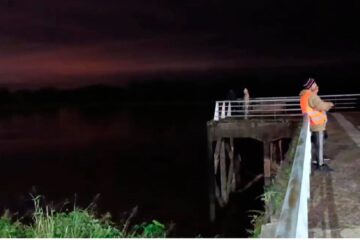 Buscan a hombre que se arrojó al río tras ser visto llorando y en shock