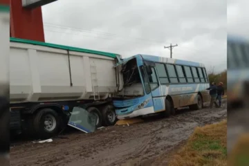 Accidente en Ombú: colectivo colisiona con camión varado, dejando a dos personas con lesiones leves