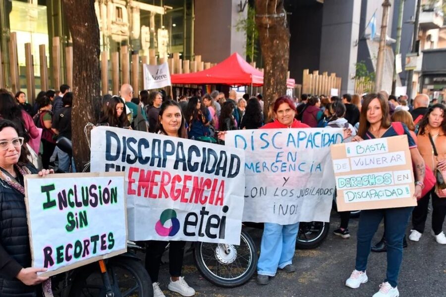 Organismos de personas con discapacidad se concentran en el Congreso por la Ley de Emergencia