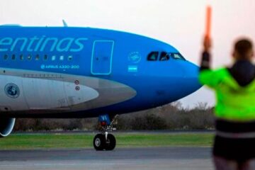 Gobierno convoca audiencia para resolver conflicto en Aerolíneas Argentinas y buscar soluciones efectivas.