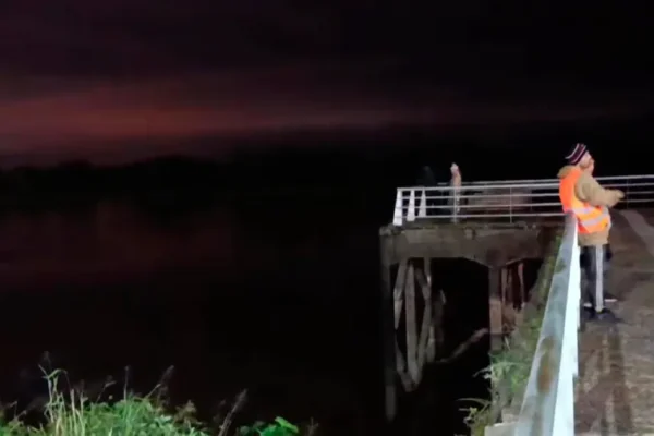 Hombre se lanzó al río en Paraná y urgente búsqueda por parte de las autoridades y rescatistas.