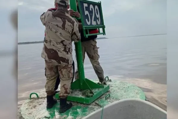 Cuatro pescadores son rescatados después de que su lancha se hundiera en el río Paraná