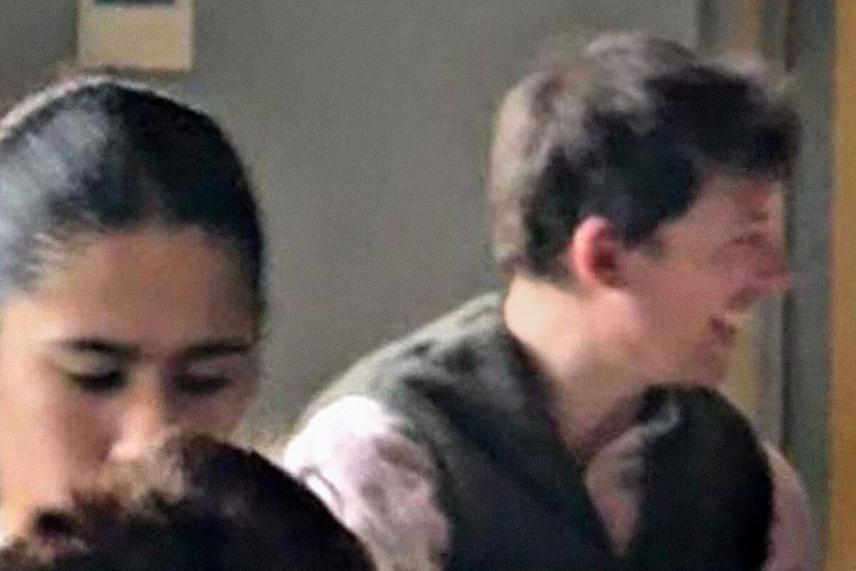 Luis Caputo brilla como estrella de rock y estrecha lazos con jóvenes en La Rural