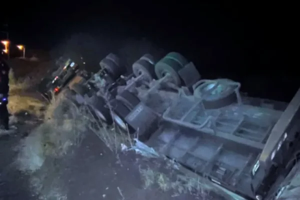 Camión con madera vuelca en la autovía RN 14, cerca de Chajarí, tras despiste del conductor