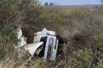 Conductor pierde el control y vuelca en la Ruta 2, provocando un accidente significativo