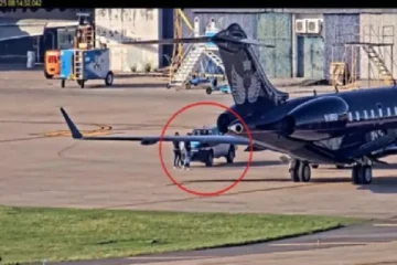 Siete vuelos del enigmático jet negro que comprometen al Gobierno: valijas, contratos y la SIDE de Milei